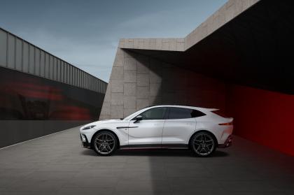 Ντεμπούτο για την νέα Aston Martin DBX S